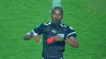 لماذا أشهر حكم مباراة الأهلي والترجي البطاقة الحمراء عقب صافرة النهاية؟